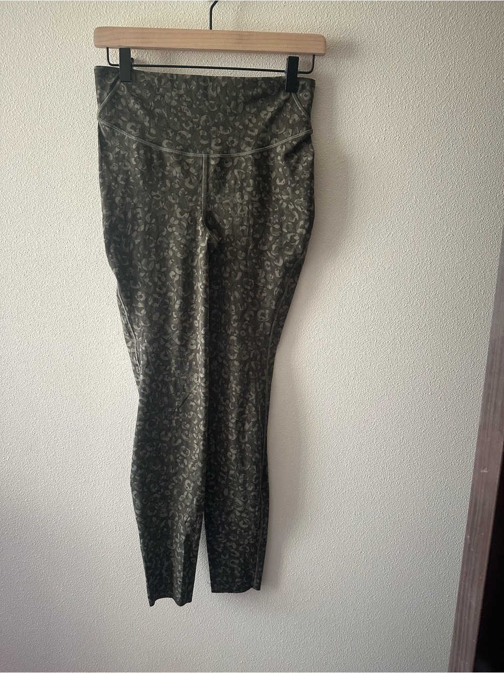 Lululemon Base Pace High-Rise Tight 28"
Intertwined Camo Olive W5DX7S size 8 - Picture 7 of 9